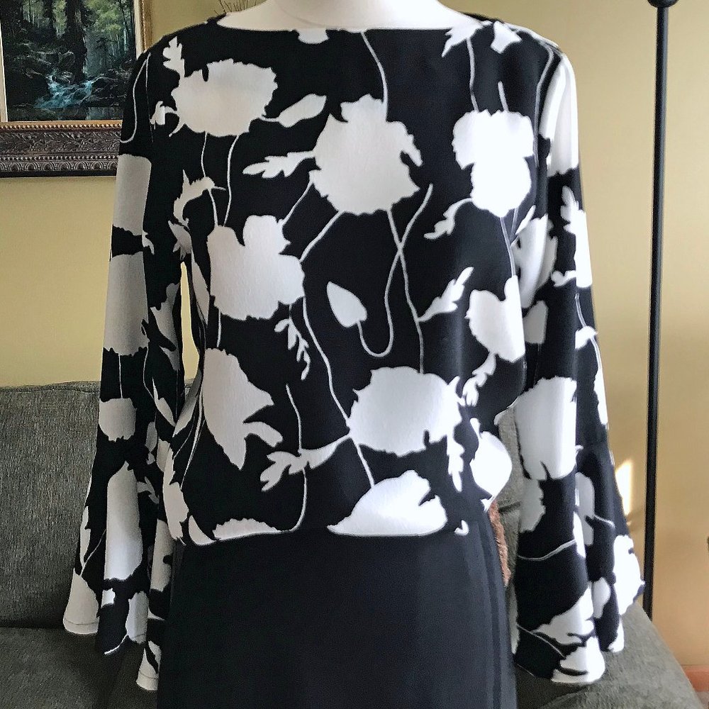 Karen Kane Bell Sleeve Floral Top